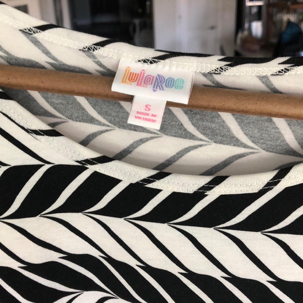 Like new lularoe Irma - Picture 2 of 2